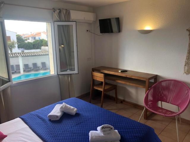 Hotel Le Bleu Marine Сент-Мари-де-ла-Мер Экстерьер фото