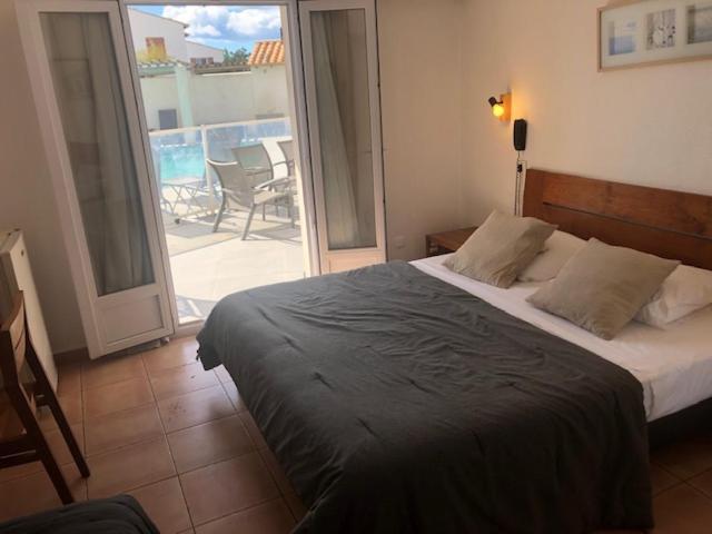 Hotel Le Bleu Marine Сент-Мари-де-ла-Мер Экстерьер фото
