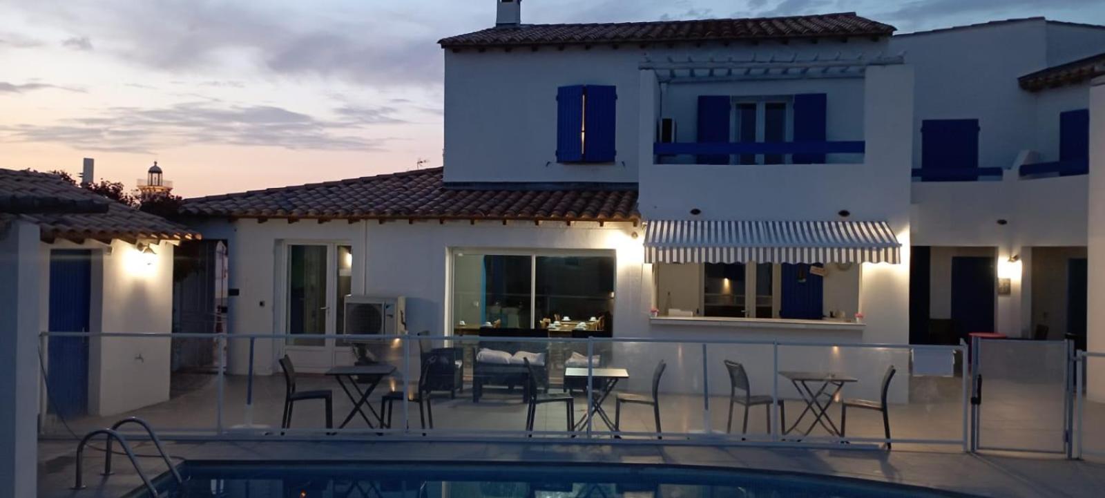 Hotel Le Bleu Marine Сент-Мари-де-ла-Мер Экстерьер фото