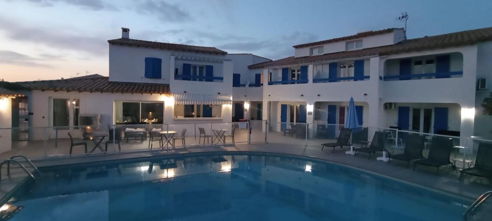 Hotel Le Bleu Marine Сент-Мари-де-ла-Мер Экстерьер фото
