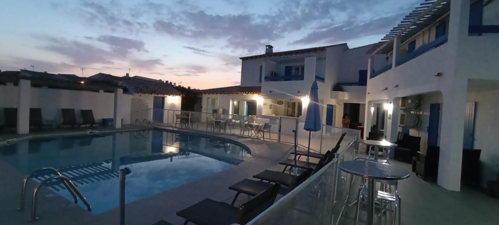Hotel Le Bleu Marine Сент-Мари-де-ла-Мер Экстерьер фото